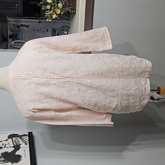 St. Tropez women's light pink top. Embrodery.V neck with three buttons. - Picture 7 of 11